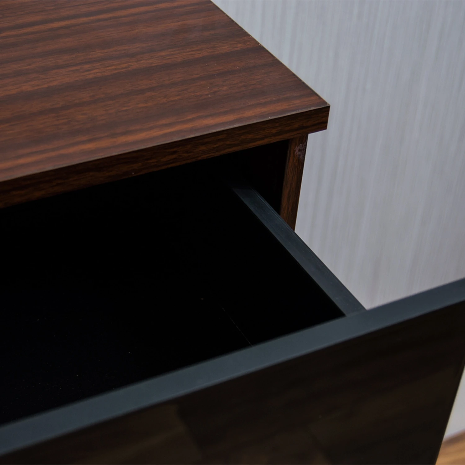 Hulio Black And Walnut 5 Drawer Chest 8 Hulio Black And Walnut 5 Drawer Chest - Image 6