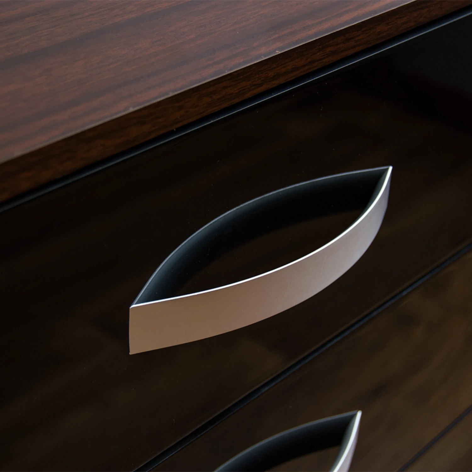 Hulio Black And Walnut 5 Drawer Chest 9 Hulio Black And Walnut 5 Drawer Chest - Image 7